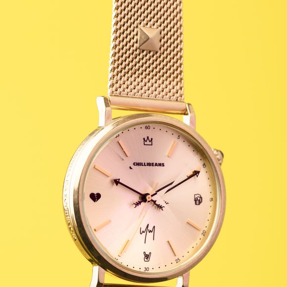 Modelos da nova coleção Marília Mendonça x Chilli Beans têm designs inspirados nas músicas, símbolos e no estilo marcante da Rainha do Sertanejo