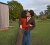 Bruna Marquezine, de 31 anos, apostou em uma blusa vermelha, calça marrom e tênis de luxo da Loewe nos registros publicados por Shawn Mendes, de 28. O casal foi fotografado ao ar livre, em um ambiente cercado por árvores e com um extenso gramado