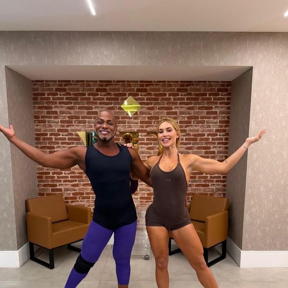 Virgínia Fonseca troca de professor de samba (25 de novembro): Ela começou aulas com Luciene Santinha, mas depois recorreu a Carlinhos Salgueiro, diretor artístico do Salgueiro