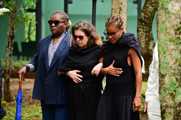 Com corpo de JP Mantovani em caixão, as ex-integrantes do Rouge Karin Hills, Luciana Andrade e Aline Wirley seguem cortejo para sepultamento
