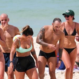 Já nesta segunda-feira (16), Agatha Moreira amanheceu na praia da Barra da Tijuca entre amigos