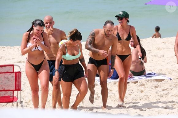 Já nesta segunda-feira (16), Agatha Moreira amanheceu na praia da Barra da Tijuca entre amigos