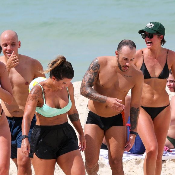 Já nesta segunda-feira (16), Agatha Moreira amanheceu na praia da Barra da Tijuca entre amigos