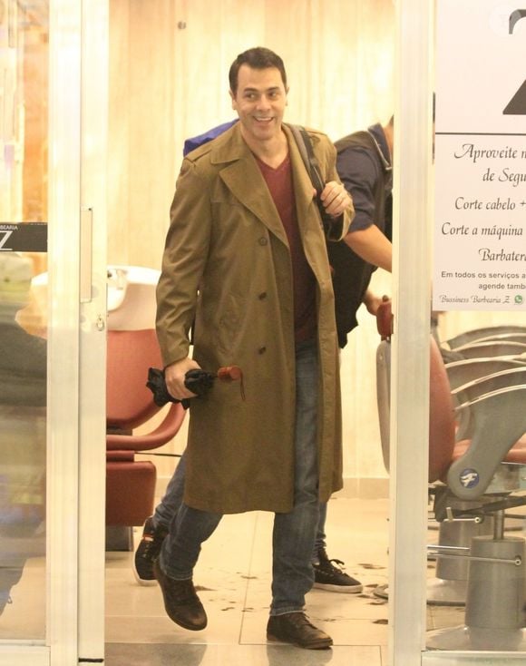 Claudio Lins está trabalhando com os pais em turnês diferentes