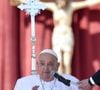Já debilitado, Papa Francisco manteve a cruz peitoral de prata e a sobriedade como marca de seu pontificado