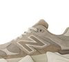 O New Balance 9060 na versão Mushroom Arid Stone Beige combina um design marcante com uma paleta de cores que promete atravessar as estações