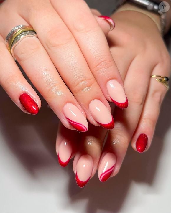 O vermelho domina as tendências de unhas de janeiro de 2026 e reforça a vibração do elemento Fogo