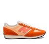 O Tênis New Balance 471 Feminino na cor laranja é uma alternativa para quem deseja acrescentar um ponto de cor aos looks da Primavera 2026 sem abrir mão da versatilidade. O modelo combina com diferentes propostas, desde produções casuais até composições mais alinhadas