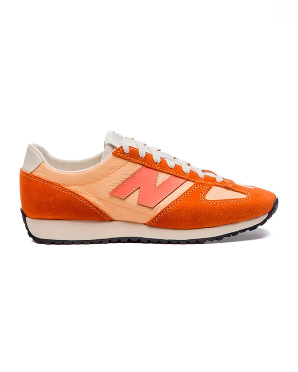 O Tênis New Balance 471 Feminino na cor laranja é uma alternativa para quem deseja acrescentar um ponto de cor aos looks da Primavera 2026 sem abrir mão da versatilidade. O modelo combina com diferentes propostas, desde produções casuais até composições mais alinhadas