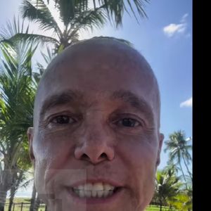 O cantor Netinho raspou o cabelo e mostrou o novo visual na web, nesta quarta-feira (26).