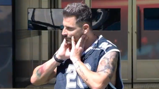 Henri Castelli fora do 'BBB 26'? Após sequência de convulsões, saúde do ator preocupa internautas e web aponta 'irresponsabilidade gigantesca' da emissora