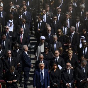 Nesta foto, Donald Trump aparece bastante destacado, o que gerou revolta na web e acusações de desrespeito do presidente dos EUA