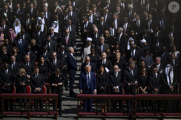 Nesta foto, Donald Trump aparece bastante destacado, o que gerou revolta na web e acusações de desrespeito do presidente dos EUA