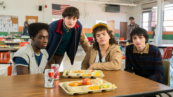 No final, 'Stranger Things' dá um salto no tempo e mostra que a vida dos moradores voltou ao normal