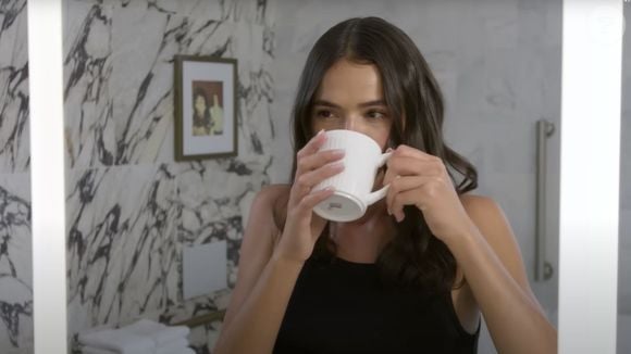 "Tomo este chá todas as manhãs: tem limão, gengibre e às vezes coloco um pouco de própolis", informou Bruna Marquezine à ELLE Magazine