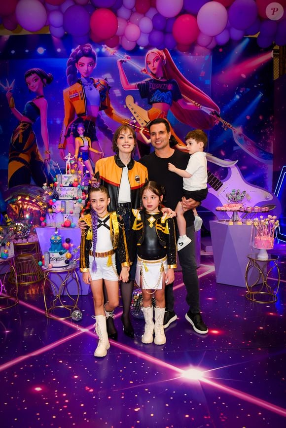 Fabiana Justus optou por uma produção moderna e descomplicada para a festa infantil das gêmeas Chiara e Sienna, combinando jeans e jaqueta de couro