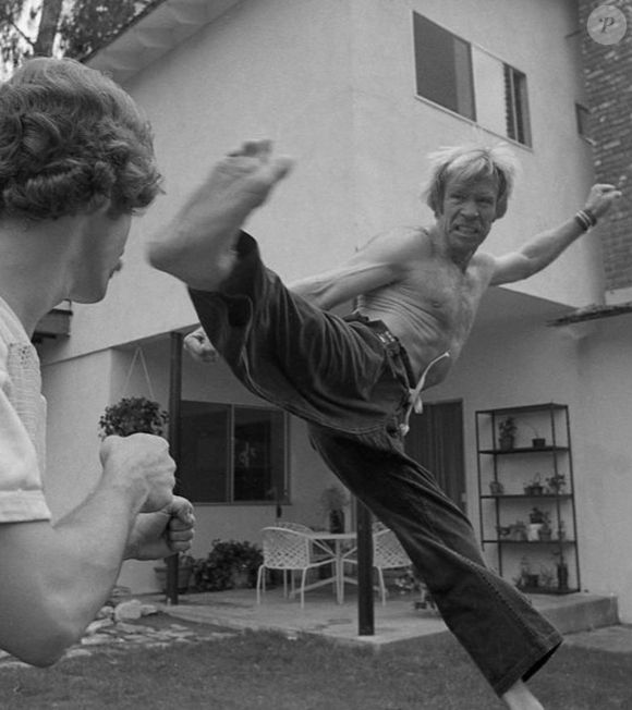 Antes de Hollywood, Chuck Norris já formava estrelas como Priscilla Presley e Steve McQueen em suas academias