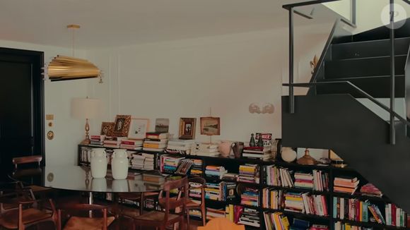 Cobertura da diretora da novela 'Quem Ama Cuida', da Globo, Amora Mautner tem livros a perder de vista