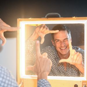 Mateus Solano deu um tapa no celular de uma espectadora, que filmava o espetáculo sem autorização