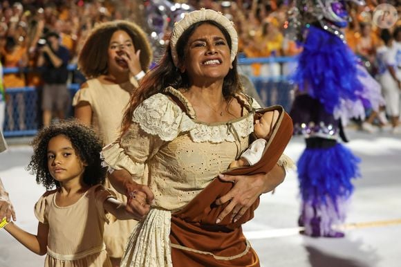 Dira Paes participa de desfile que homenageia o presidente Lula