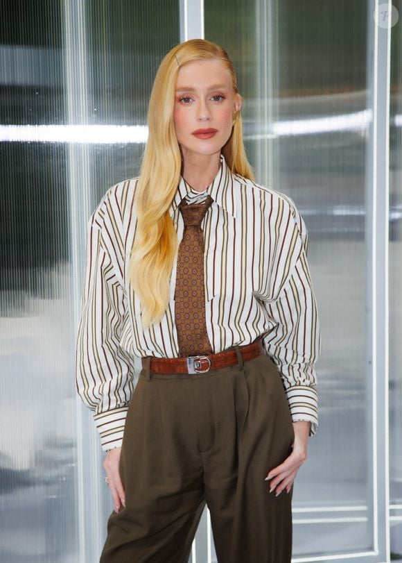 Marina Ruy Barbosa em estilo corpcore: Tons como cinza, bege, branco, azul-marinho e preto são clássicos e funcionam bem como base