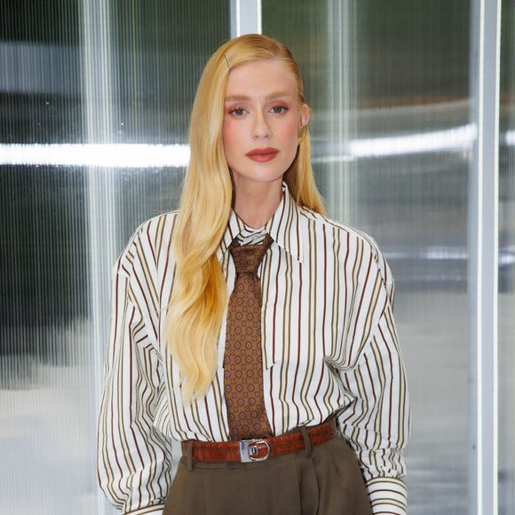 Marina Ruy Barbosa em estilo corpcore: Tons como cinza, bege, branco, azul-marinho e preto são clássicos e funcionam bem como base