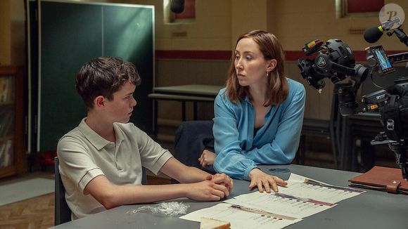 Gravada em plano-sequência - técnica cinematográfica que utiliza um único take sem cortes - a série impressiona pelo realismo e pela sensação de imersão. Na cena temos a psicóloga Briony Ariston (Erin Doherty) com o protagonista Jamie Miller (Owen Cooper)
