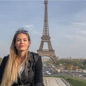 Saory Cardoso foi vista em Paris; segundo o jornal Extra, ela foi até a capital francesa para passar um tempo com o jogador