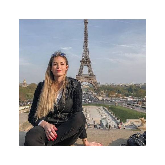 Saory Cardoso foi vista em Paris; segundo o jornal Extra, ela foi até a capital francesa para passar um tempo com o jogador