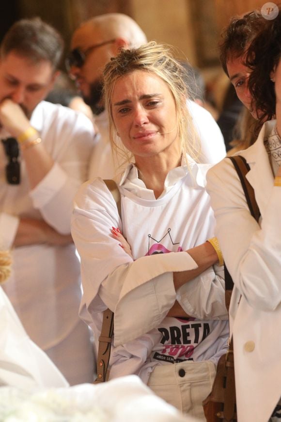 Velório de Preta Gil: Carolina Dieckmmann usou camisa personalizada no adeus à cantora, de quem era amiga havia 25 anos