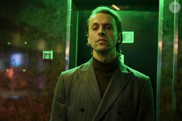 Atilla, o misterioso vizinho de Karsu, passa pelo local justamente quando Ozan está sendo atacado. Sem hesitar, ele para o carro para ajudá-lo. A intervenção é rápida e eficaz, mas revela um lado surpreendente do personagem.