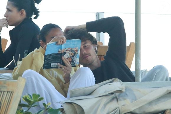 Livro lido por Bruna e Shawn é 'Pecadores nas Mãos de um Deus Amoroso', escrito pelo pastor e teólogo norte-americano Brian Zahnd
