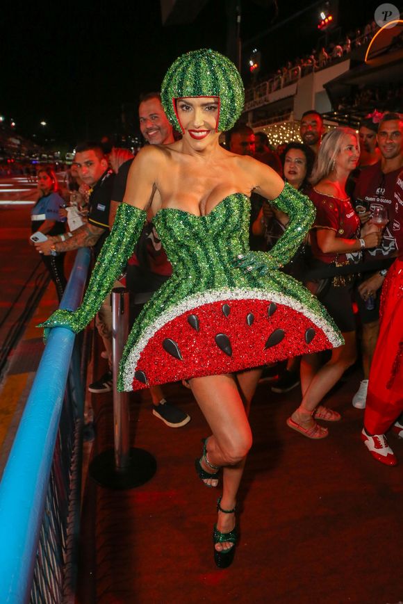 Deborah Secco surgiu com fantasia de 'Mulher Melancia' no domingo de Carnaval