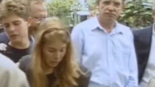 Em doc, Suzane von Richthofen assume culpa sobre abalado estado emocional do irmão, Andreas, após assassinato cruel dos pais: 'Gritava e chorava'