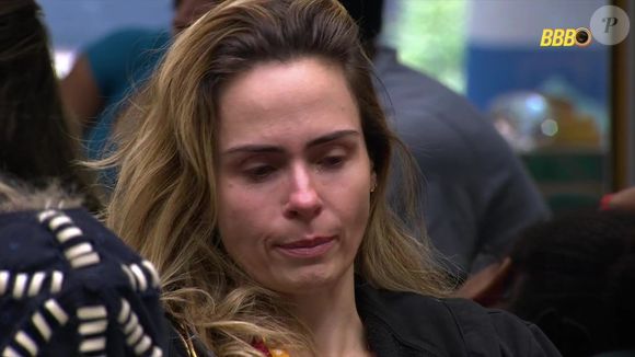 Ana Paula Renault relata dor intensa e interrompe participação em dinâmica no programa