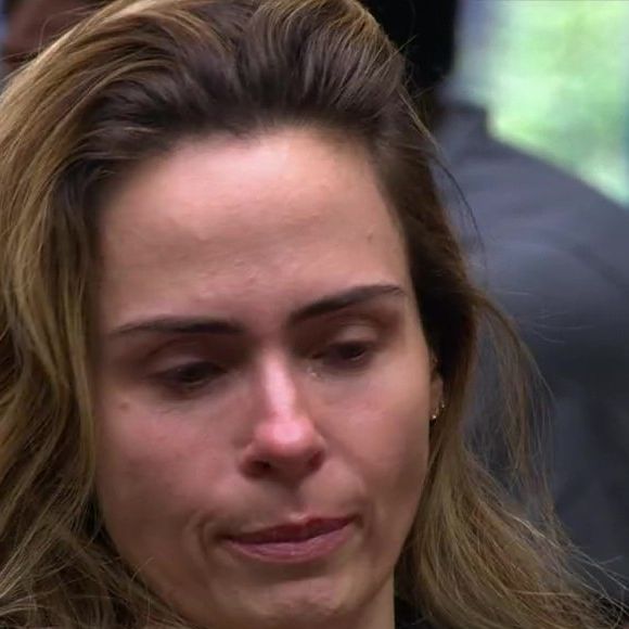 Ana Paula Renault relata dor intensa e interrompe participação em dinâmica no programa
