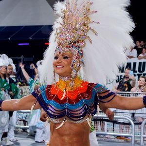 Viviane Araujo também resgatou a fantasia usada em 2012