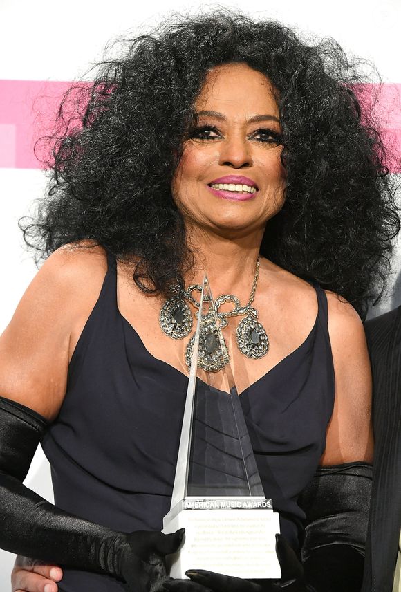 Mesmo após décadas de carreira, Diana Ross continua sendo símbolo de elegância e vitalidade no universo da música internacional