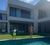 Casa de Jorginho, do Flamengo, tem atraente piscina para o calor do Rio de Janeiro