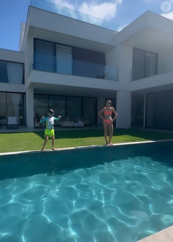 Casa de Jorginho, do Flamengo, tem atraente piscina para o calor do Rio de Janeiro