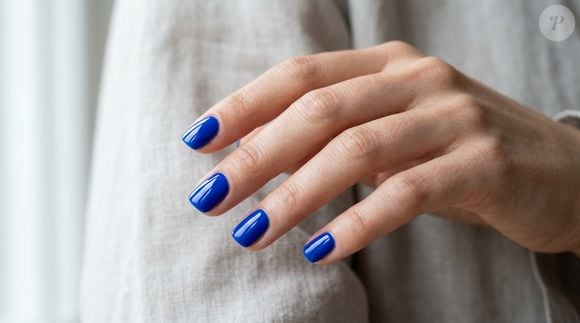 O azul royal é para quem quer deixar as unhas curtas no centro das atenções. Intenso, elétrico e vibrante, o tom adiciona personalidade à manicure de primavera