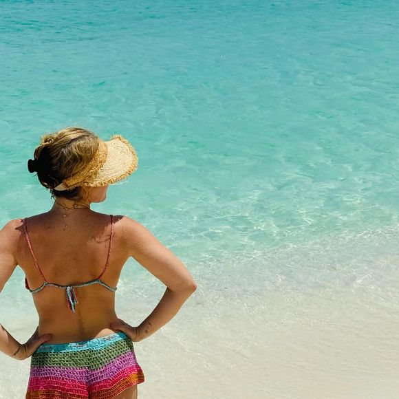 Beleza natural de Angélica e roupa de crochê chamaram a atenção da web, e lhe renderam inúmeros elogios.