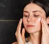 Embora algumas usuárias relatem benefícios temporários, como sensação de pele mais firme, não há evidências científicas que comprovem a eficácia dessa prática para a saúde dermatológica a longo prazo.
