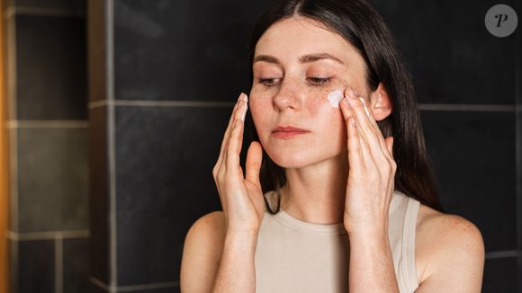 Embora algumas usuárias relatem benefícios temporários, como sensação de pele mais firme, não há evidências científicas que comprovem a eficácia dessa prática para a saúde dermatológica a longo prazo.