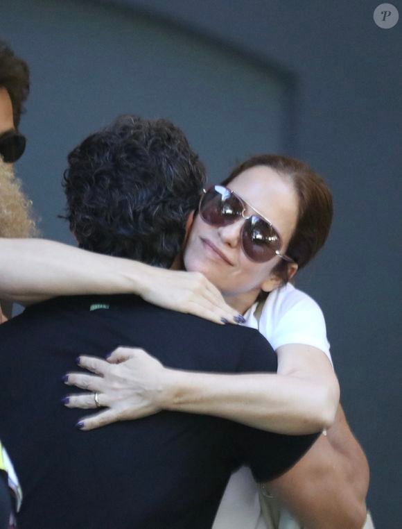 Filha de Débora Duarte, Palomma Duarte foi ao velório de Gracindo Jr., pai de Daniela, também filha de Débora