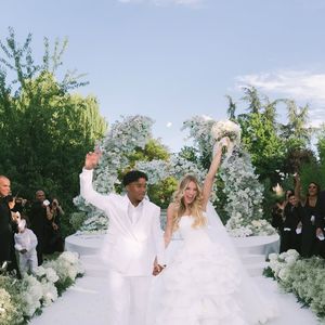 "Sr. Pessoa e Sra. Sousa 🤍 Ele preparou cada passo. Hoje, caminhamos juntos no altar d’Ele", escreveu a noiva na legenda da publicação conjunta com o jogador do Real Madrid.