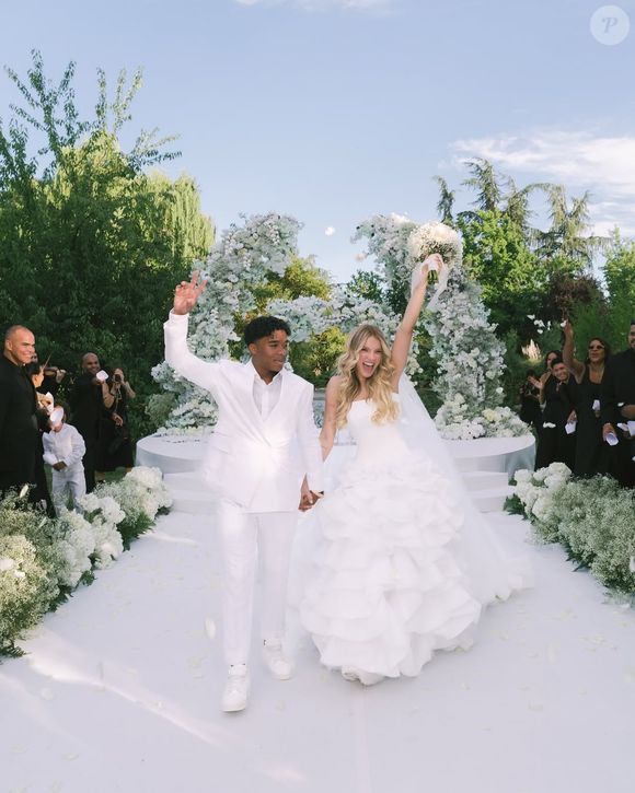 "Sr. Pessoa e Sra. Sousa 🤍 Ele preparou cada passo. Hoje, caminhamos juntos no altar d’Ele", escreveu a noiva na legenda da publicação conjunta com o jogador do Real Madrid.