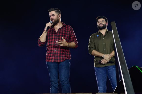 Zé Neto e Cristiano emocionaram o público logo nos primeiros momentos do show