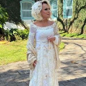 Em clima de festa junina, a apresentadora e o marido receberam uma bênção matrimonial do Padre Max, na capela da Fazenda Primavera, no interior de São Paulo.