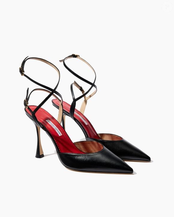 Não dá para falar de Carolina Herrera sem incluir um modelo da própria marca. Estes sapatos pretos, feitos em couro, com salto carretel, bico fino e detalhe de tiras sensuais, traduzem perfeitamente a elegância clássica da estilista. Disponíveis na loja oficial da grife por R$ 4.600,00